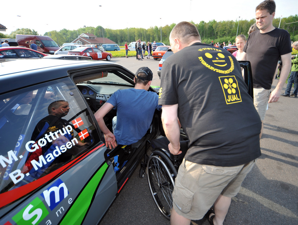 De yngste medlemmer af Rygmarvsbrokforeningen fik en oplevelse for livet, da de fik køreture i passagersædet i de hurtige rallybiler.